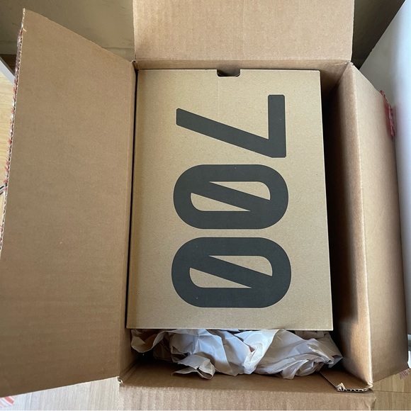 Yeezy Boost 700 “salt” NWT - Picture 3 of 15